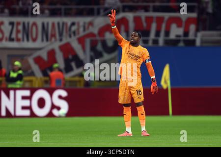 Mailand, Italien. September 2025. Mike Maignan vom AC Milan Gesten während des Achtelfinale-Spiels zwischen AC Milan und uns Lecce im Stadio Giuseppe Meazza am 23. September 2025 in Mailand. Quelle: Marco Canoniero/Alamy Live News Stockfoto