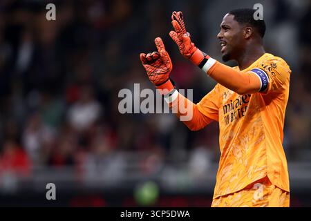 Mailand, Italien. September 2025. Mike Maignan vom AC Milan Gesten während des Achtelfinale-Spiels zwischen AC Milan und uns Lecce im Stadio Giuseppe Meazza am 23. September 2025 in Mailand. Quelle: Marco Canoniero/Alamy Live News Stockfoto