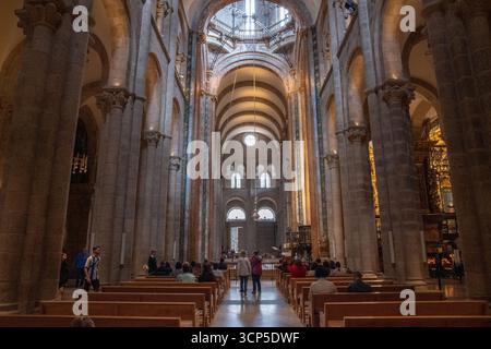 Das Schiff wird durch den Laternenturm der Kathedrale Santiago de Comp[ostela] beleuchtet Stockfoto