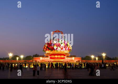 Peking, China. September 2025. Touristen besuchen am 24. September 2025 das Blumenbeet zum Nationalfeiertag im Kernbereich des Tiananmen-Platzes in Peking, China. (Foto: Costfoto/NurPhoto) Credit: NurPhoto SRL/Alamy Live News Stockfoto