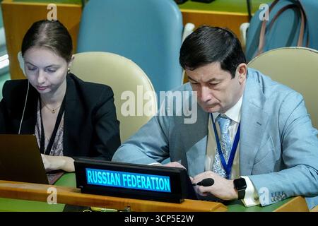 New York, USA. September 2025. Die Delegationsmitglieder der Russischen Föderation hören die Rede des ukrainischen Präsidenten bei der allgemeinen Aussprache der UN-Generalversammlung in New York. Über 140 Staats- und Regierungschefs werden an der weltweit größten diplomatischen Veranstaltung über mehrere Tage teilnehmen. Quelle: Kay Nietfeld/dpa/Alamy Live News Stockfoto