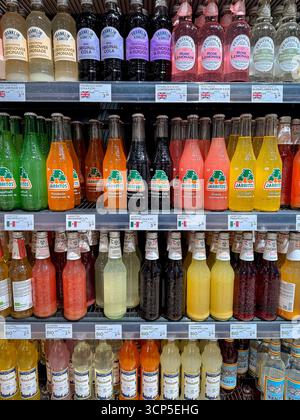 Wien, Österreich – farbenfrohe Auswahl an alkoholfreien Getränken in Flaschen in einem Ladenkühlschrank. Stockfoto