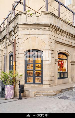 Traditionelles Süßwarengeschäft in der Ecke eines historischen Gebäudes in Icherisheher (Altstadt), Baku, Aserbaidschan. Bietet lokale Leckereien wie Baklava. Stockfoto