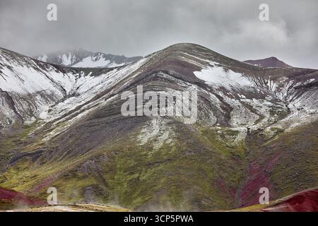 Der Palccoyo Rainbow Mountain entfaltet sich in atemberaubenden Farbschichten, einem versteckten Juwel in den peruanischen Anden. Im Gegensatz zu seinen berühmten Geschwistern, dieses heitere Wunder Stockfoto