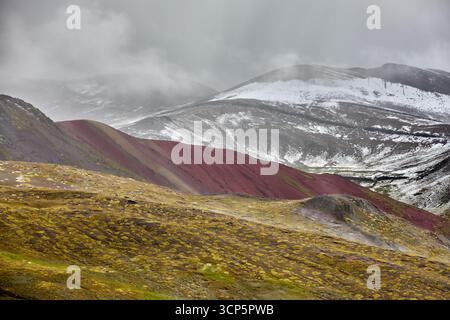 Der Palccoyo Rainbow Mountain entfaltet sich in atemberaubenden Farbschichten, einem versteckten Juwel in den peruanischen Anden. Im Gegensatz zu seinen berühmten Geschwistern, dieses heitere Wunder Stockfoto