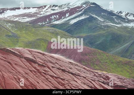 Der Palccoyo Rainbow Mountain entfaltet sich in atemberaubenden Farbschichten, einem versteckten Juwel in den peruanischen Anden. Im Gegensatz zu seinen berühmten Geschwistern, dieses heitere Wunder Stockfoto