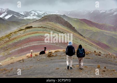 Der Palccoyo Rainbow Mountain entfaltet sich in atemberaubenden Farbschichten, einem versteckten Juwel in den peruanischen Anden. Im Gegensatz zu seinen berühmten Geschwistern, dieses heitere Wunder Stockfoto