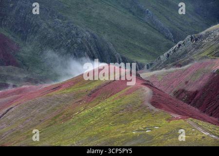 Der Palccoyo Rainbow Mountain entfaltet sich in atemberaubenden Farbschichten, einem versteckten Juwel in den peruanischen Anden. Im Gegensatz zu seinen berühmten Geschwistern, dieses heitere Wunder Stockfoto