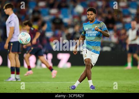 Valencia, Spanien. September 2025. VALENCIA, SPANIEN - 23. SEPTEMBER: Rodrygo Goes of Real Madrid wärmt sich vor dem LaLiga EA Sports Spiel zwischen Levante UD und Real Madrid im Ciutat de Valencia Stadium am 23. September 2025 in Valencia auf. (Foto von Francisco Macia/Photo Players Images/Magara Press) Credit: Magara Press SL/Alamy Live News Stockfoto