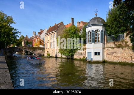 Brügge, Belgien – 14. September 2024 Tourist Tour Boot Groenerei Canal Brügge. Malerische touristische Kanaltour auf dem historischen Groenerei-Kanal. Brügge. Stockfoto
