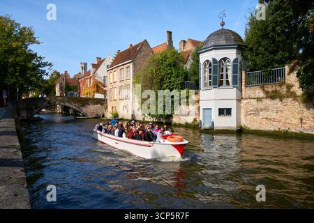 Brügge, Belgien – 14. September 2024 Tourist Cruise Boat Groenerei Canal Brügge. Malerische touristische Kanaltour auf dem historischen Groenerei-Kanal. Brügge. Stockfoto