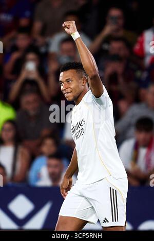 VALENCIA, SPANIEN - 23. SEPTEMBER: Kylian Mbappe von Real Madrid feiert, nachdem sie beim LaLiga EA Sports Spiel zwischen Levante UD und Real Madrid CF am 23. September 2025 in Valencia das dritte Tor ihrer Mannschaft erzielt hat. (Foto von QSP) Stockfoto