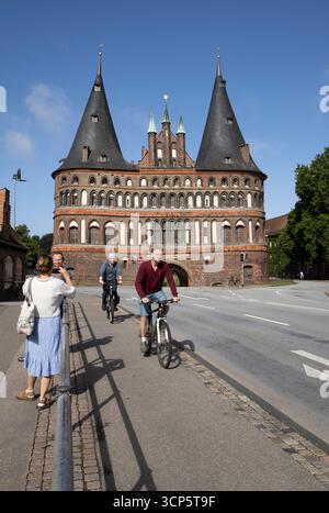 Holstenturm mit Radfahrern, Lübeck, Schleswig-Holstein, Deutschland, Europa Stockfoto