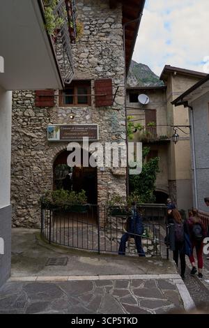 Limone Sul Garda, Italien - 9. Mai 2025: El Castel Lemon House ist einer der ältesten und charakteristischsten Zitrusgärten in Garda Stockfoto