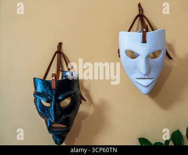 Traditionelle sardische Masken, die von den Mamuthonen in einem typisch sardischen Haus getragen werden. Stockfoto