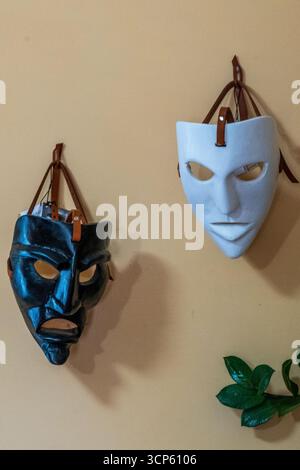 Traditionelle sardische Masken, die von den Mamuthonen in einem typisch sardischen Haus getragen werden. Stockfoto