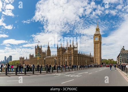Ein Bild des Big Ben und des Palastes von Westminster aus gesehen von einer sehr überfüllten Westminster Bridge. Stockfoto