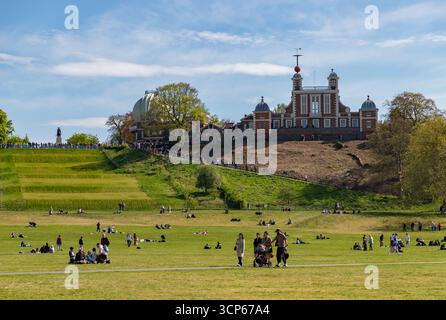 Ein Bild des Royal Observatory Greenwich, das man im Greenwich Park sehen kann. Stockfoto