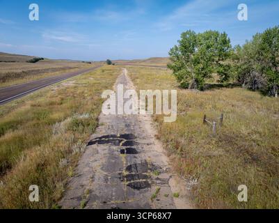 Alte verlassene Autobahn in Nebraska Sandhills - Reise- oder Reisekonzept Stockfoto
