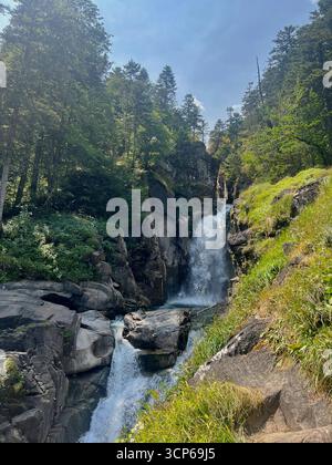 Erkunden Sie die atemberaubenden Wasserfälle am Pont d'Espagne in den Pyrenäen Stockfoto
