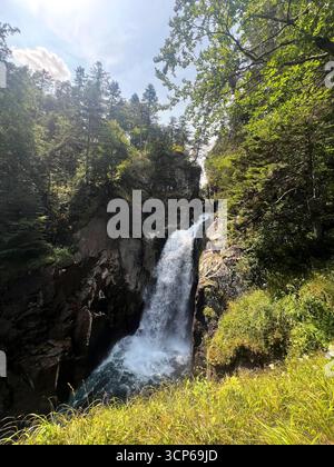 Erkunden Sie die atemberaubenden Wasserfälle am Pont d'Espagne in den Pyrenäen Stockfoto
