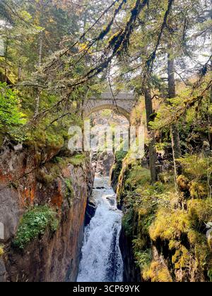 Erkunden Sie die atemberaubenden Kaskaden am Pont d'Espagne in den Pyrenäen Stockfoto