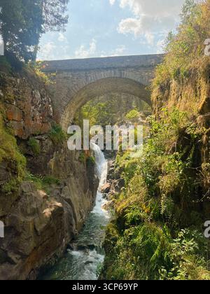 Erkunden Sie die atemberaubenden Kaskaden am Pont d'Espagne in den Pyrenäen Stockfoto