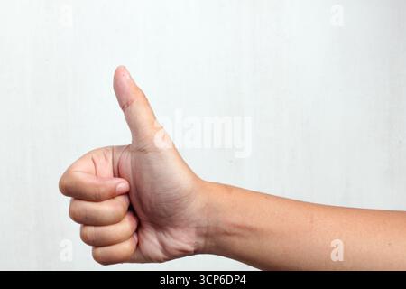 Hand mit Daumen nach oben, das Genehmigungssymbol ist auf weißem Hintergrund isoliert Stockfoto
