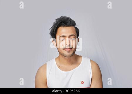 Friedlicher und ruhiger Mann mit geschlossenen Augen in einem Moment der Ruhe Stockfoto