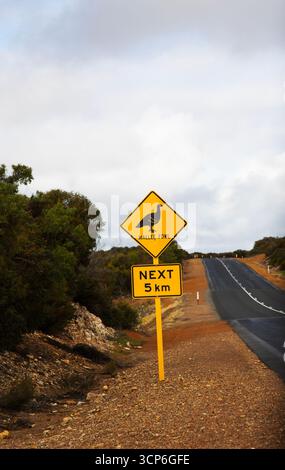 Das Warnschild „Mallee Fowl“ warnt Fahrer vor gefährdeten Wildtieren auf der Straße in Tasmanien, Australien Stockfoto