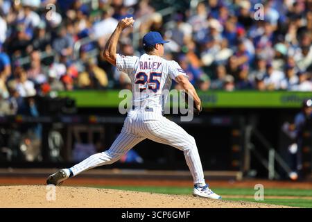 New York Mets Relief Pitcher Brooks Raley (25) wirft während des siebten Inning eines Baseballspiels gegen die San Diego Padres im Citi Field in Corona, N.Y., Donnerstag, 18. September 2025. (Foto: Gordon Donovan) Stockfoto