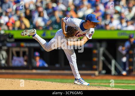New York Mets Relief Pitcher Brooks Raley (25) wirft während des siebten Inning eines Baseballspiels gegen die San Diego Padres im Citi Field in Corona, N.Y., Donnerstag, 18. September 2025. (Foto: Gordon Donovan) Stockfoto