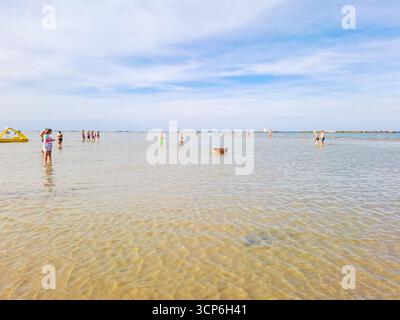 Cesenatico-Italien- 7. September 2025: Die Menschen entspannen im Sommer an der Strandküste. Konzept des Urlaubs am Meer. Hochwertige Fotos Stockfoto