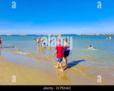 Cesenatico-Italien- 7. September 2025: Die Menschen entspannen im Sommer an der Strandküste. Konzept des Urlaubs am Meer. Hochwertige Fotos Stockfoto