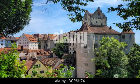 Blick auf die mittelalterliche Burg Meersburg und die Dächer der Altstadt an einem sonnigen Tag, vor dem Hintergrund des blauen Himmels. Stockfoto