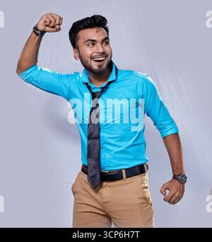 Enthusiastischer und selbstbewusster junger Mann, der sich in Business-Freizeitkleidung ausgibt Stockfoto