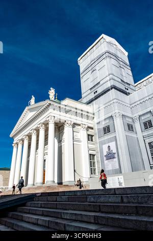 Kathedrale von Helsinki in Finnland mit neoklassizistischer Fassade und Statuen, von der Treppe aus gesehen, teilweise mit Gerüsten für Restaurierungsarbeiten bedeckt. Stockfoto