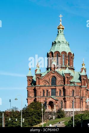 Uspenski-Kathedrale in Helsinki, Finnland, eine orthodoxe Kirche aus rotem Backstein mit goldenen Kuppeln, die größte orthodoxe Kathedrale in Westeuropa. Stockfoto