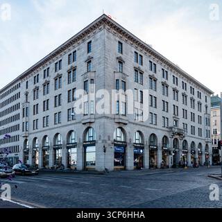 Atlas House in Helsinki, Finnland, ein historisches Geschäftsgebäude in der Nähe des Marktplatzes, mit neoklassizistischer Architektur und modernen Geschäften. Stockfoto