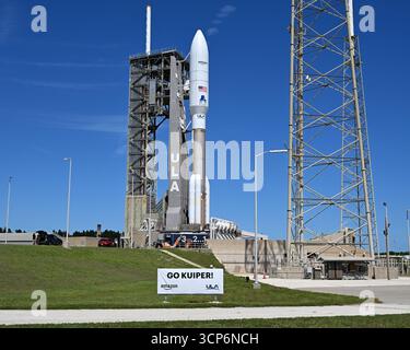 United Launch Alliance (ULA) bereitet ihre Atlas-Rakete vor, um am Mittwoch, den 24. September 2025, eine Nutzlast von Kuiper-Satelliten für Amazon vom Launch Complex 41 auf der Cape Canaveral Space Force Station in Florida zu starten. Foto: Joe Marino/UPI Credit: UPI/Alamy Live News Stockfoto