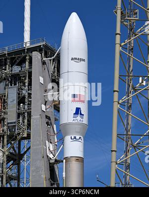 United Launch Alliance (ULA) bereitet ihre Atlas-Rakete vor, um am Mittwoch, den 24. September 2025, eine Nutzlast von Kuiper-Satelliten für Amazon vom Launch Complex 41 auf der Cape Canaveral Space Force Station in Florida zu starten. Foto: Joe Marino/UPI Credit: UPI/Alamy Live News Stockfoto