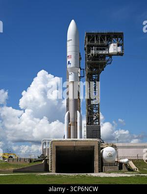 United Launch Alliance (ULA) bereitet ihre Atlas-Rakete vor, um am Mittwoch, den 24. September 2025, eine Nutzlast von Kuiper-Satelliten für Amazon vom Launch Complex 41 auf der Cape Canaveral Space Force Station in Florida zu starten. Foto: Joe Marino/UPI Credit: UPI/Alamy Live News Stockfoto