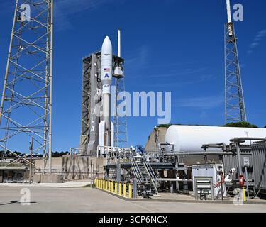 United Launch Alliance (ULA) bereitet ihre Atlas-Rakete vor, um am Mittwoch, den 24. September 2025, eine Nutzlast von Kuiper-Satelliten für Amazon vom Launch Complex 41 auf der Cape Canaveral Space Force Station in Florida zu starten. Foto: Joe Marino/UPI Credit: UPI/Alamy Live News Stockfoto