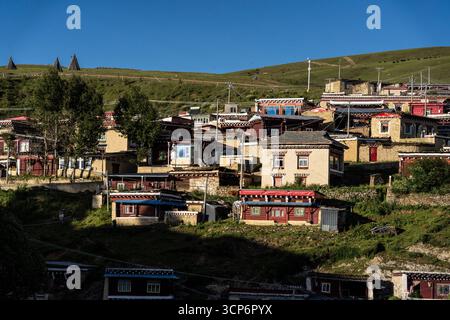Kleine Häuser für Nonnen, Nonnenkloster Anigongma, Dorf Gerima, Tagong (Lhagang), Autonome Präfektur Garzê Tibetisch, Sichuan, China. Stockfoto