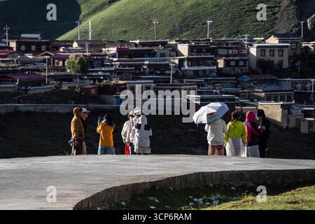 Kleine Häuser für Nonnen, chinesische Touristen in Anigongma Nonnenkloster, Gerima Dorf, Tagong (Lhagang), Garzê Autonome Präfektur Tibetisch, Sichuan, China. Stockfoto