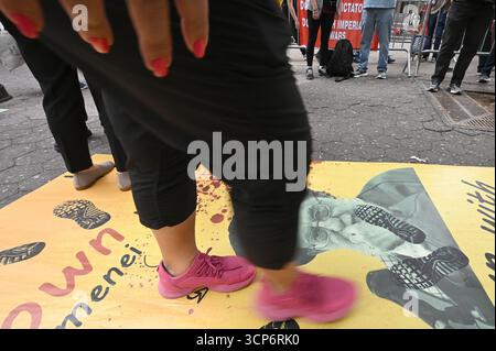 New York, USA. September 2025. Aktivisten der iranisch-amerikanischen Gemeinschaft und ihre Unterstützer versammeln sich am Dag Hammarskjold Plaza gegenüber den Vereinten Nationen, New York, NY, 24. September 2025. Die Kundgebungsteilnehmer verurteilen das derzeitige iranische Regime unter der Führung von Präsident Masoud Pezeshkian, der heute vor der UN-Generalversammlung gesprochen hat, iranische Bürger hingerichtet zu haben. (Foto: Anthony Behar/SIPA USA) Credit: SIPA USA/Alamy Live News Stockfoto