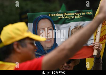 New York, USA. September 2025. Aktivisten der iranisch-amerikanischen Gemeinschaft und ihre Unterstützer versammeln sich am Dag Hammarskjold Plaza gegenüber den Vereinten Nationen, New York, NY, 24. September 2025. Die Kundgebungsteilnehmer verurteilen das derzeitige iranische Regime unter der Führung von Präsident Masoud Pezeshkian, der heute vor der UN-Generalversammlung gesprochen hat, iranische Bürger hingerichtet zu haben. (Foto: Anthony Behar/SIPA USA) Credit: SIPA USA/Alamy Live News Stockfoto