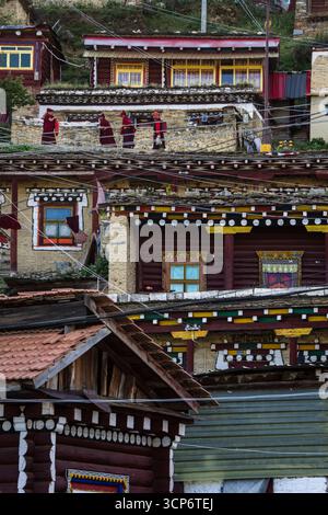 Kleine Häuser für Nonnen, Nonnenkloster Anigongma, Dorf Gerima, Tagong (Lhagang), Autonome Präfektur Garzê Tibetisch, Sichuan, China. Stockfoto