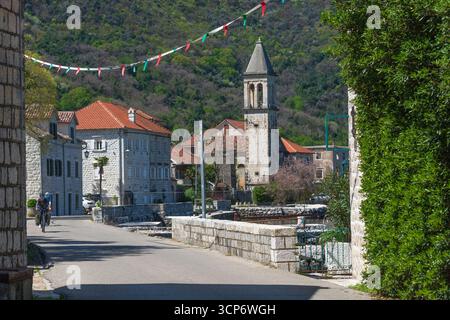 Traditionelles montenegrinisches Dorf namens Donji Stoliv an der Kotor Bay, Montenegro, Europa. Tradition. Kultur. Steinhäuser. Stockfoto