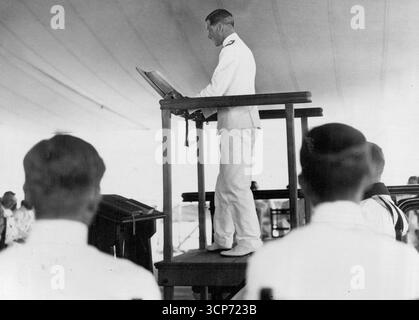 Ihre Königlichen Hoheiten, der Prinz von Wales und Prinz George, besuchen die Mittelmeerflotte auf Korfu, Griechenland, 16.. August. S.R.H. der Prinz von Wales liest die Lektion beim Gottesdienst an Bord von G.M.S. „Queen Elizabeth“. 26. September 1932. (Foto von Sport und General Press Agency Ltd). Stockfoto